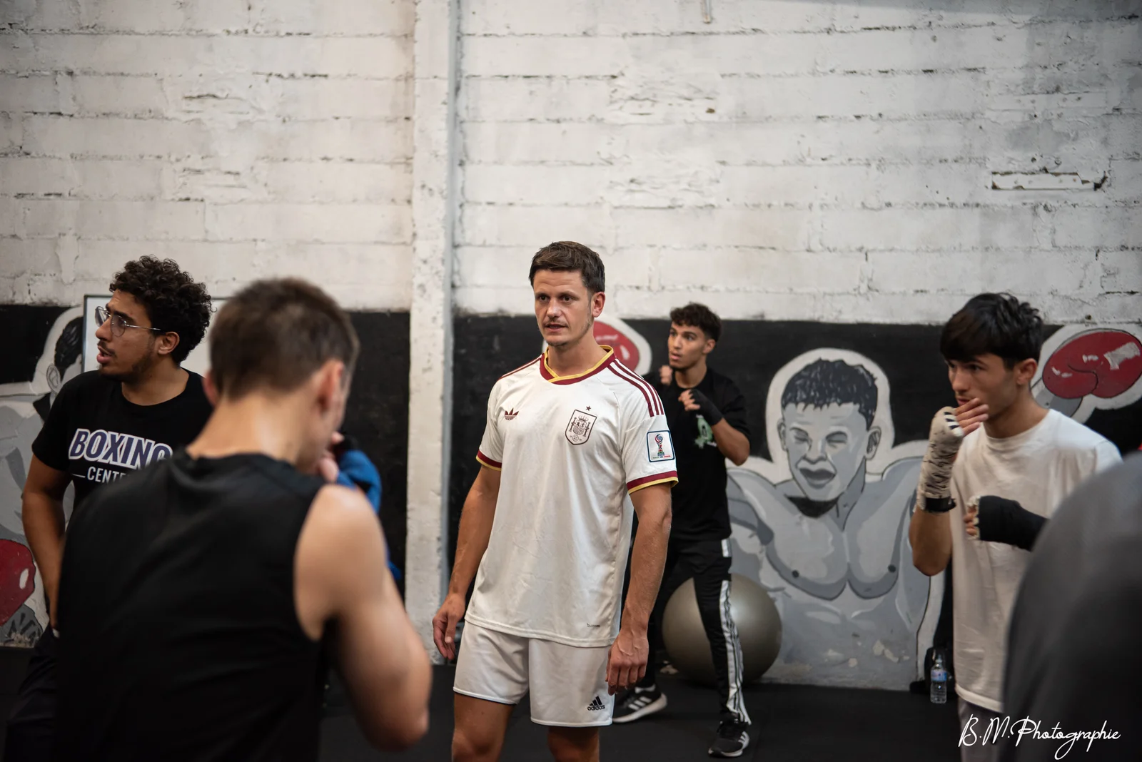 Coach Guillaume dispensant les consignes d'entraînement et le briefing tactique aux boxeurs du club