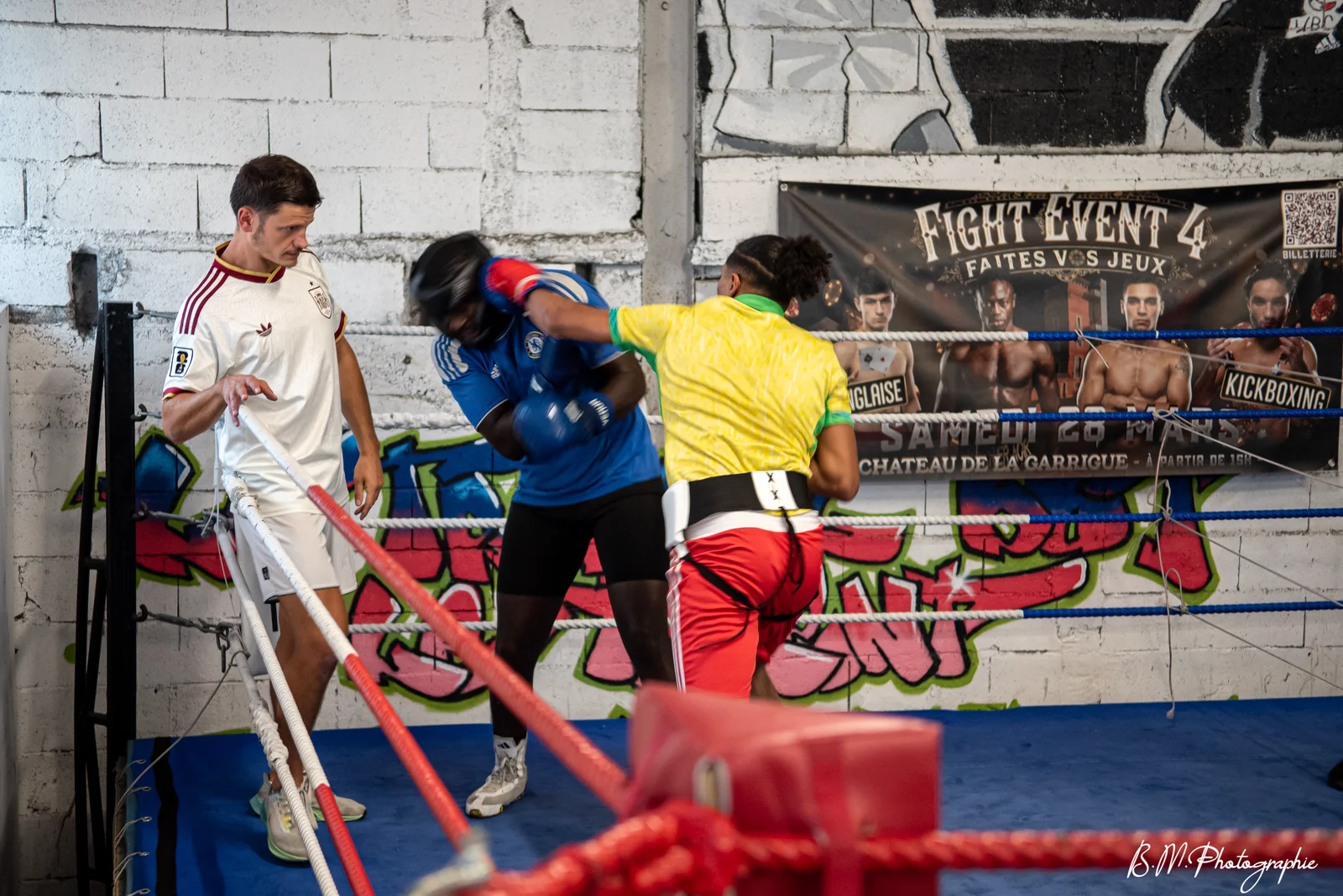 Coach Guillaume supervisant au cordeau un assaut engagé entre deux boxeurs sur le ring de compétition à Toulouse