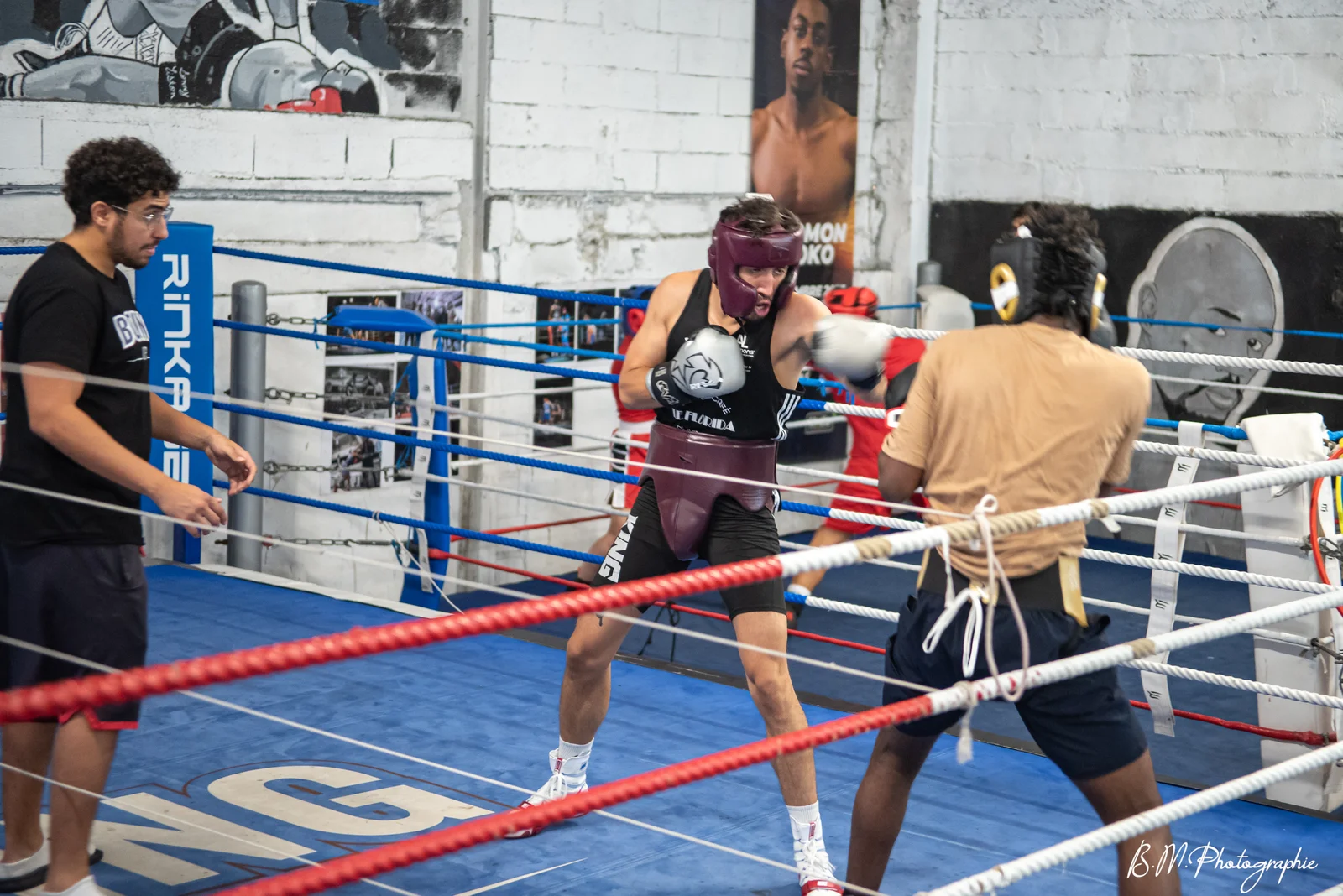 Assauts de boxe anglaise casqués sur le ring