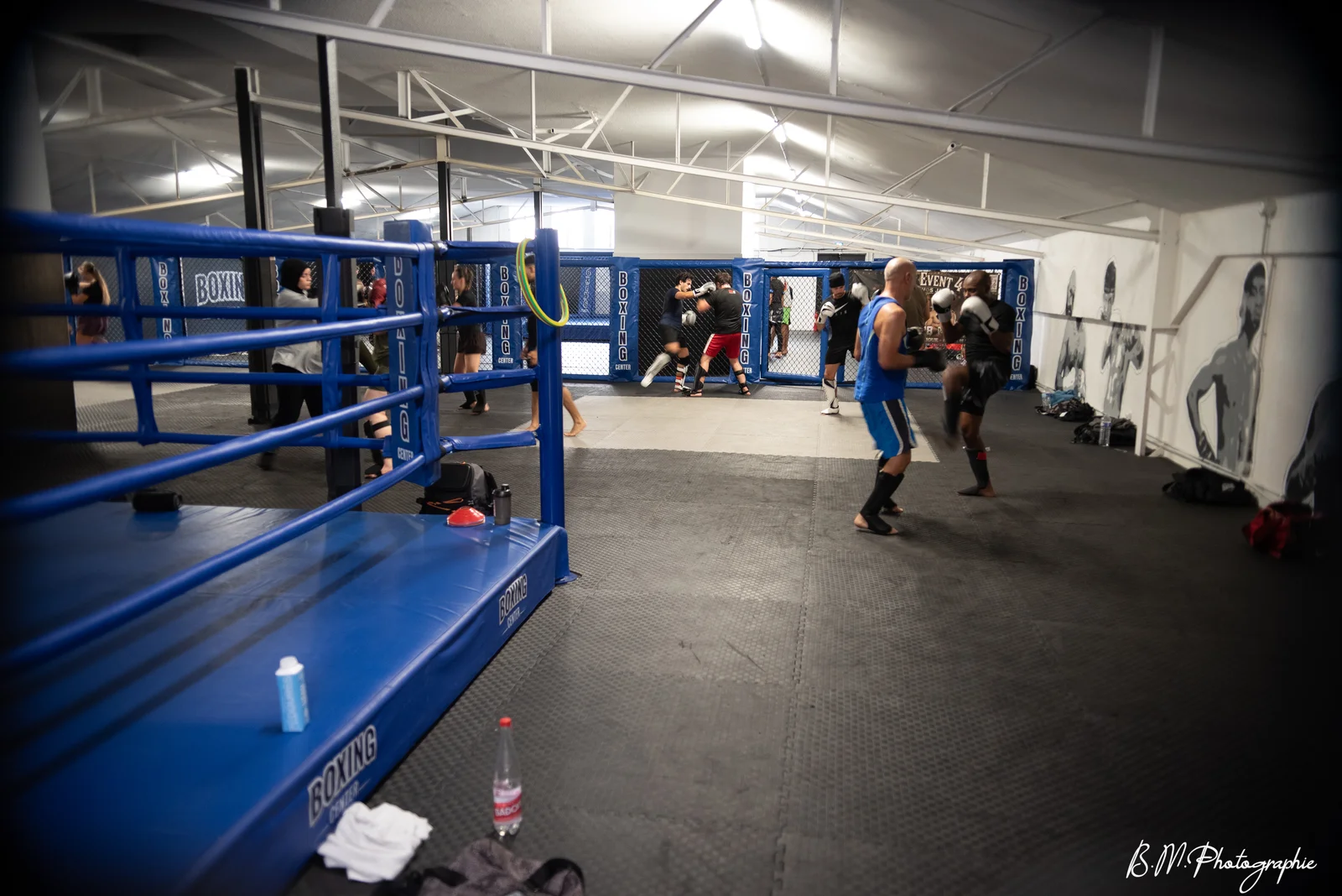 Vue d'ensemble du complexe Boxing Center États-Unis à Toulouse : 1 200 m² avec ring de boxe officiel, tatamis et octogone 7 mètres