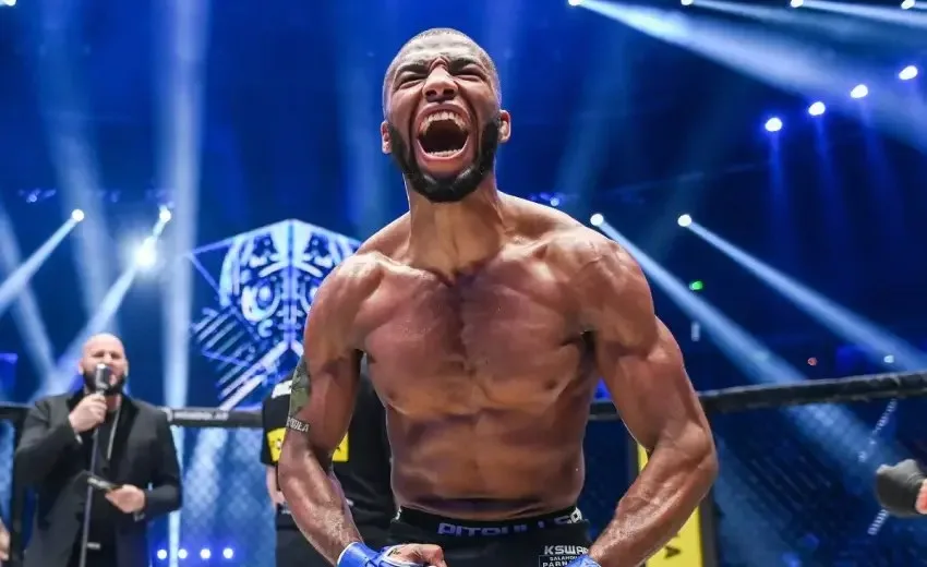 Salahdine Parnasse célébrant sa victoire dans la cage à l'UFC Paris